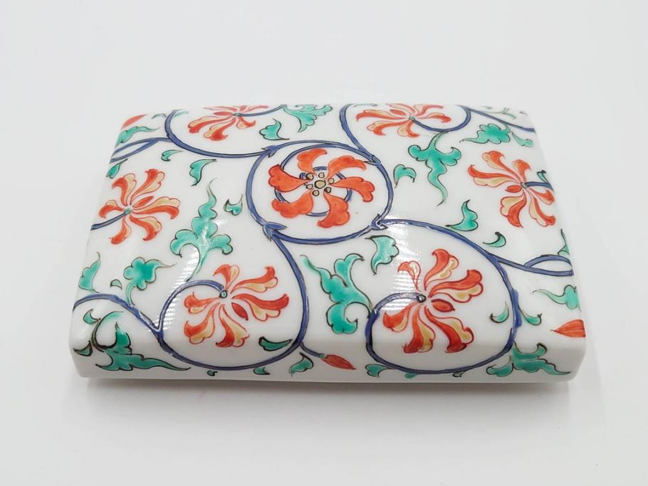 重要無形文化財　人間国宝　十三代 酒井田柿右衛門　本人作　濁手　唐花文　蓋物　鮮やかな色彩と精緻な文様が魅力の小筥(小箱、陶筥、小物入れ、共箱付)(R-084500)