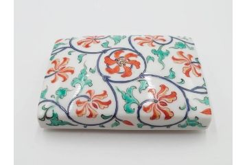 重要無形文化財　人間国宝　十三代 酒井田柿右衛門　本人作　濁手　唐花文　蓋物　鮮やかな色彩と精緻な文様が魅力の小筥(小箱、陶筥、小物入れ、共箱付)(R-084500)