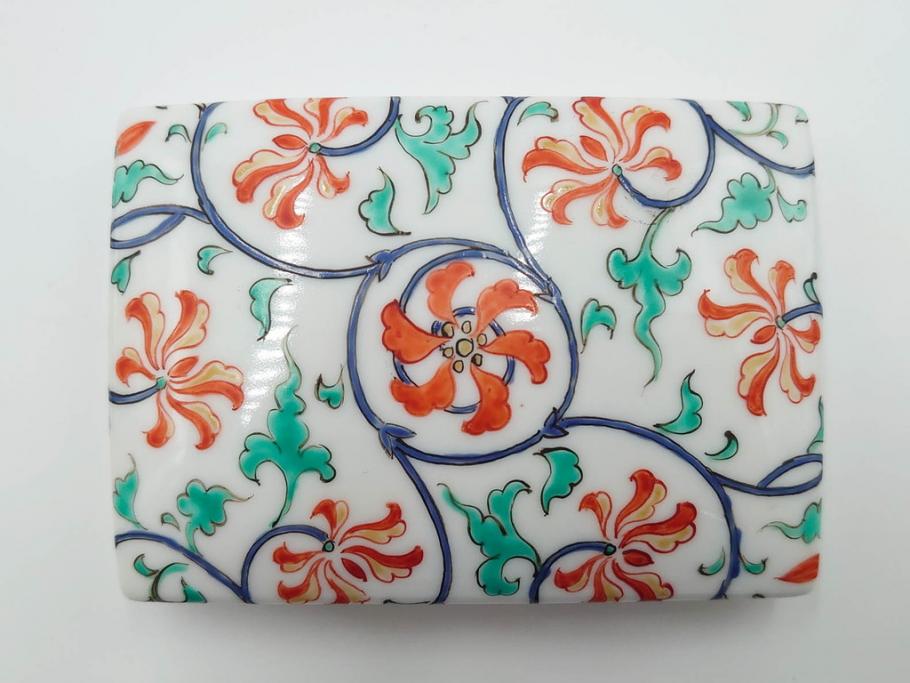 重要無形文化財　人間国宝　十三代 酒井田柿右衛門　本人作　濁手　唐花文　蓋物　鮮やかな色彩と精緻な文様が魅力の小筥(小箱、陶筥、小物入れ、共箱付)(R-084500)