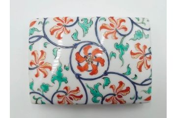 重要無形文化財　人間国宝　十三代 酒井田柿右衛門　本人作　濁手　唐花文　蓋物　鮮やかな色彩と精緻な文様が魅力の小筥(小箱、陶筥、小物入れ、共箱付)(R-084500)