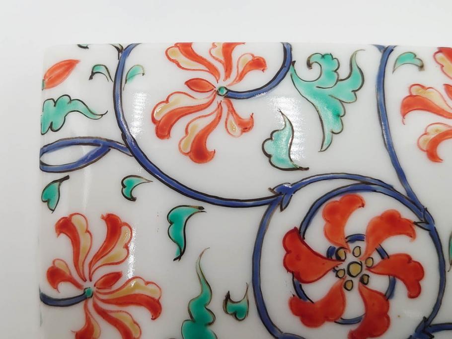 重要無形文化財　人間国宝　十三代 酒井田柿右衛門　本人作　濁手　唐花文　蓋物　鮮やかな色彩と精緻な文様が魅力の小筥(小箱、陶筥、小物入れ、共箱付)(R-084500)