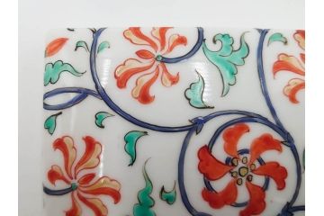 重要無形文化財　人間国宝　十三代 酒井田柿右衛門　本人作　濁手　唐花文　蓋物　鮮やかな色彩と精緻な文様が魅力の小筥(小箱、陶筥、小物入れ、共箱付)(R-084500)