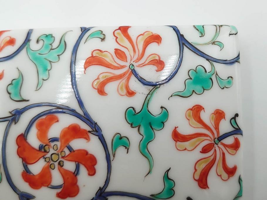 重要無形文化財　人間国宝　十三代 酒井田柿右衛門　本人作　濁手　唐花文　蓋物　鮮やかな色彩と精緻な文様が魅力の小筥(小箱、陶筥、小物入れ、共箱付)(R-084500)