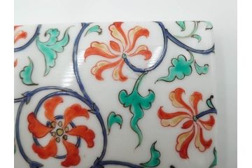 重要無形文化財　人間国宝　十三代 酒井田柿右衛門　本人作　濁手　唐花文　蓋物　鮮やかな色彩と精緻な文様が魅力の小筥(小箱、陶筥、小物入れ、共箱付)(R-084500)