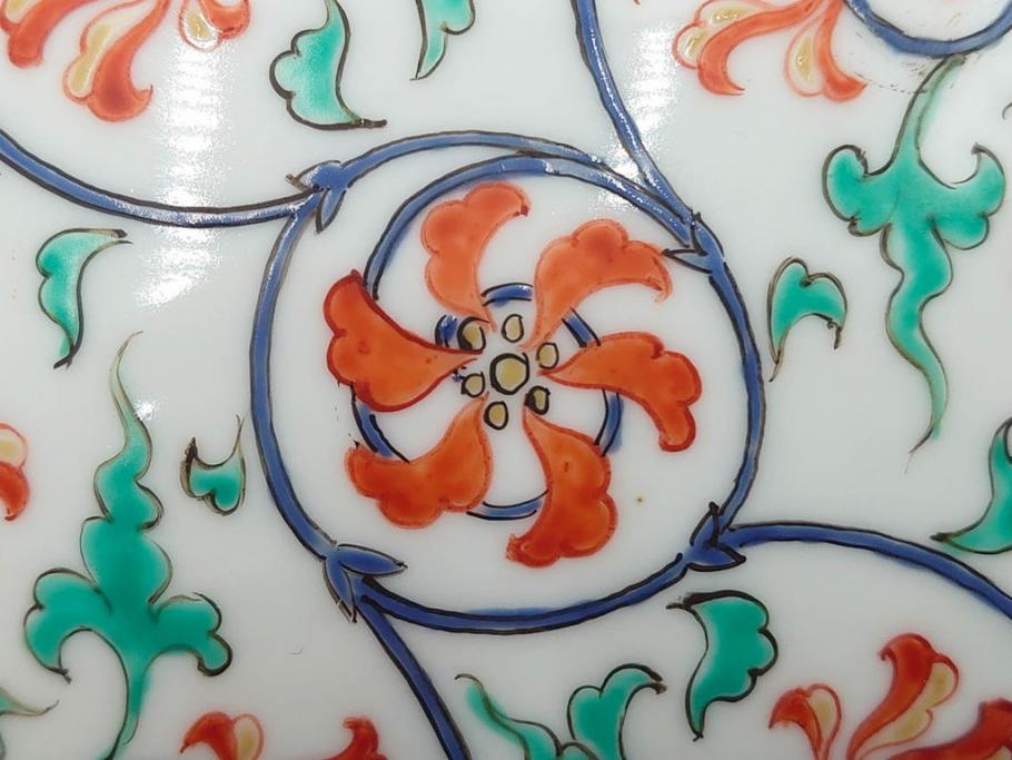 重要無形文化財　人間国宝　十三代 酒井田柿右衛門　本人作　濁手　唐花文　蓋物　鮮やかな色彩と精緻な文様が魅力の小筥(小箱、陶筥、小物入れ、共箱付)(R-084500)