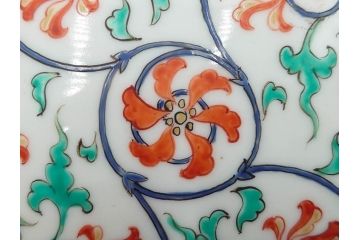 重要無形文化財　人間国宝　十三代 酒井田柿右衛門　本人作　濁手　唐花文　蓋物　鮮やかな色彩と精緻な文様が魅力の小筥(小箱、陶筥、小物入れ、共箱付)(R-084500)