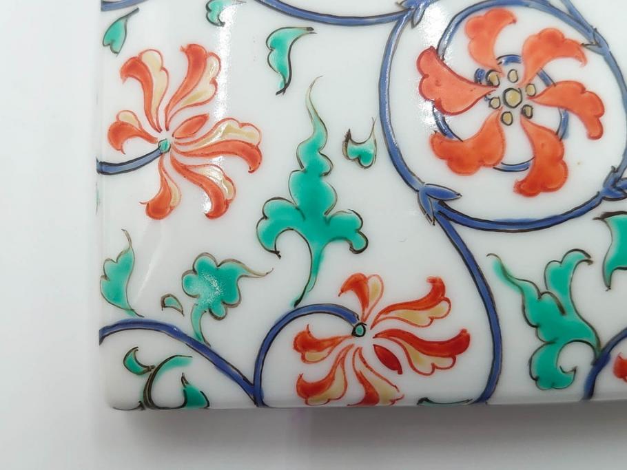 重要無形文化財　人間国宝　十三代 酒井田柿右衛門　本人作　濁手　唐花文　蓋物　鮮やかな色彩と精緻な文様が魅力の小筥(小箱、陶筥、小物入れ、共箱付)(R-084500)