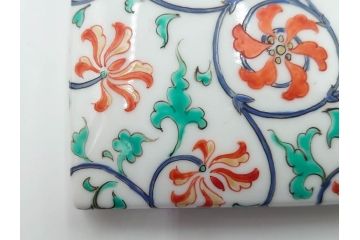 重要無形文化財　人間国宝　十三代 酒井田柿右衛門　本人作　濁手　唐花文　蓋物　鮮やかな色彩と精緻な文様が魅力の小筥(小箱、陶筥、小物入れ、共箱付)(R-084500)