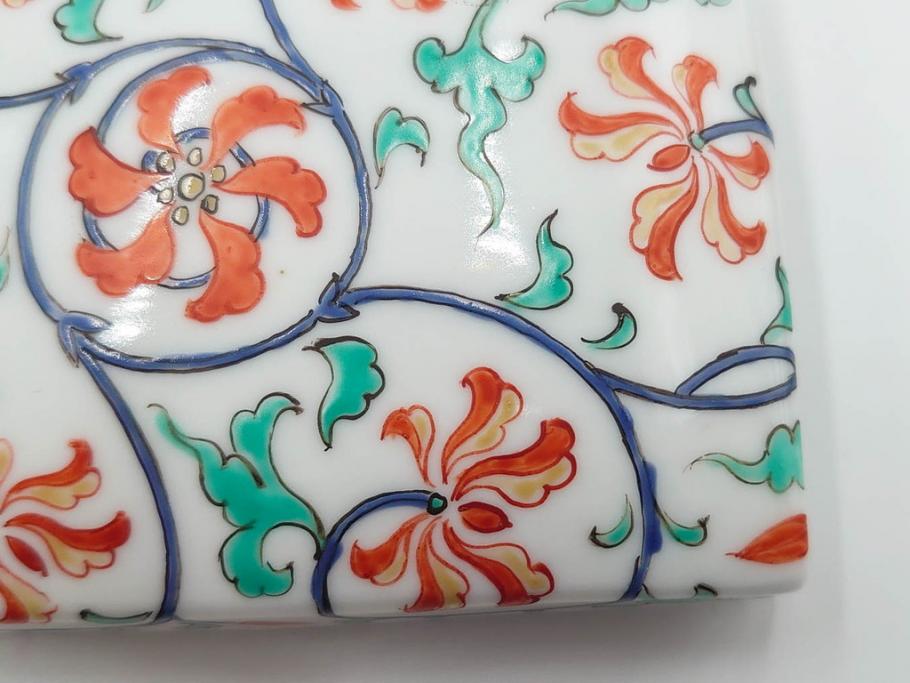 重要無形文化財　人間国宝　十三代 酒井田柿右衛門　本人作　濁手　唐花文　蓋物　鮮やかな色彩と精緻な文様が魅力の小筥(小箱、陶筥、小物入れ、共箱付)(R-084500)