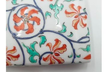 重要無形文化財　人間国宝　十三代 酒井田柿右衛門　本人作　濁手　唐花文　蓋物　鮮やかな色彩と精緻な文様が魅力の小筥(小箱、陶筥、小物入れ、共箱付)(R-084500)