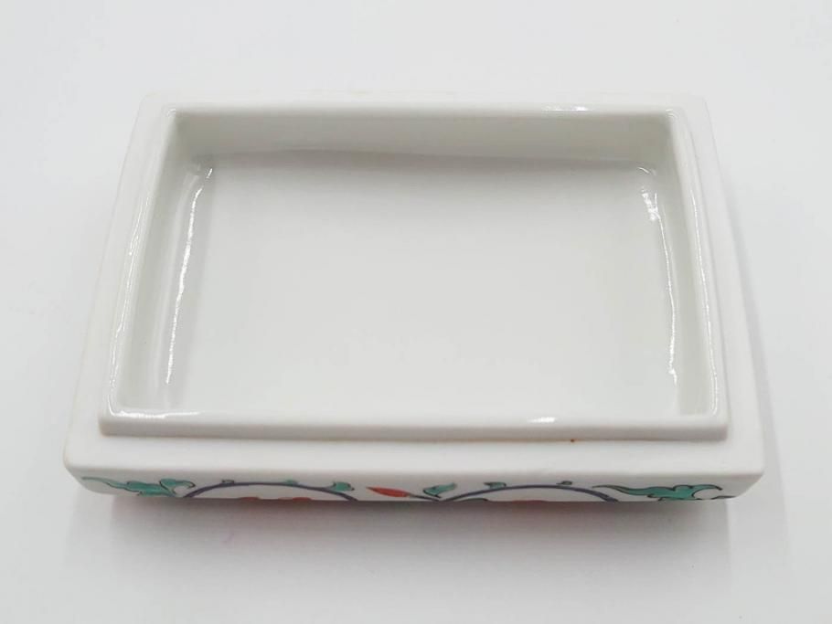 重要無形文化財　人間国宝　十三代 酒井田柿右衛門　本人作　濁手　唐花文　蓋物　鮮やかな色彩と精緻な文様が魅力の小筥(小箱、陶筥、小物入れ、共箱付)(R-084500)