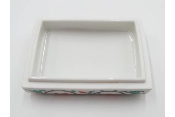 重要無形文化財　人間国宝　十三代 酒井田柿右衛門　本人作　濁手　唐花文　蓋物　鮮やかな色彩と精緻な文様が魅力の小筥(小箱、陶筥、小物入れ、共箱付)(R-084500)