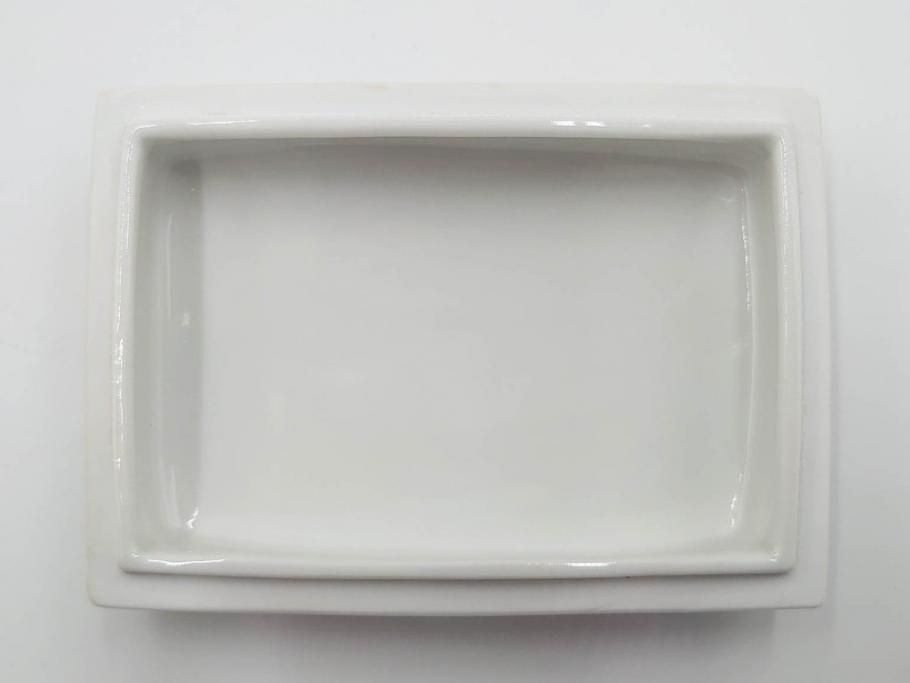 重要無形文化財　人間国宝　十三代 酒井田柿右衛門　本人作　濁手　唐花文　蓋物　鮮やかな色彩と精緻な文様が魅力の小筥(小箱、陶筥、小物入れ、共箱付)(R-084500)