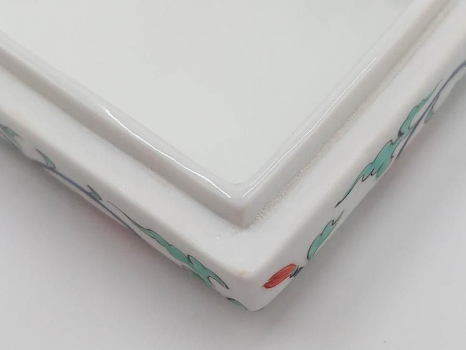 重要無形文化財　人間国宝　十三代 酒井田柿右衛門　本人作　濁手　唐花文　蓋物　鮮やかな色彩と精緻な文様が魅力の小筥(小箱、陶筥、小物入れ、共箱付)(R-084500)