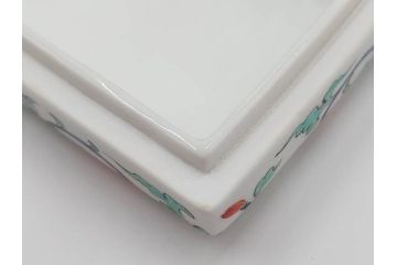 重要無形文化財　人間国宝　十三代 酒井田柿右衛門　本人作　濁手　唐花文　蓋物　鮮やかな色彩と精緻な文様が魅力の小筥(小箱、陶筥、小物入れ、共箱付)(R-084500)