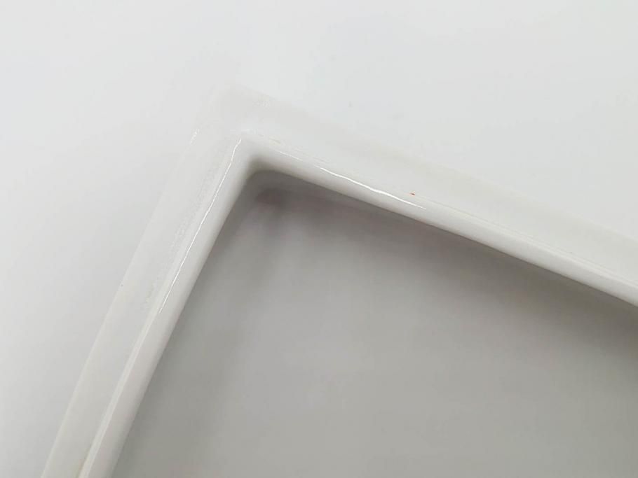 重要無形文化財　人間国宝　十三代 酒井田柿右衛門　本人作　濁手　唐花文　蓋物　鮮やかな色彩と精緻な文様が魅力の小筥(小箱、陶筥、小物入れ、共箱付)(R-084500)