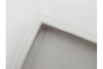 重要無形文化財　人間国宝　十三代 酒井田柿右衛門　本人作　濁手　唐花文　蓋物　鮮やかな色彩と精緻な文様が魅力の小筥(小箱、陶筥、小物入れ、共箱付)(R-084500)