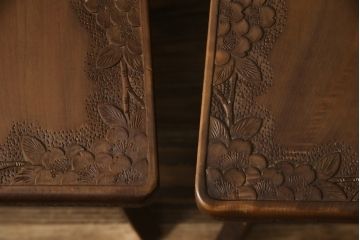 中古　美品　軽井沢彫り　桜　贅沢な総彫り仕上げのダイニングチェア(板座チェア、アームレスチェア、椅子、イス)(R-084505)