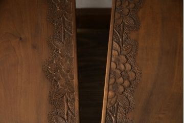 中古　美品　軽井沢彫り　桜　贅沢な総彫り仕上げのダイニングチェア(板座チェア、アームレスチェア、椅子、イス)(R-084505)