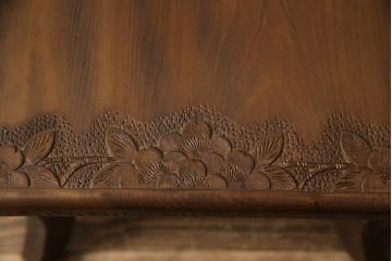 中古　美品　軽井沢彫り　桜　贅沢な総彫り仕上げのダイニングチェア(板座チェア、アームレスチェア、椅子、イス)(R-084505)