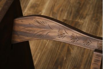 中古　美品　軽井沢彫り　桜　贅沢な総彫り仕上げのダイニングチェア(板座チェア、アームレスチェア、椅子、イス)(R-084505)