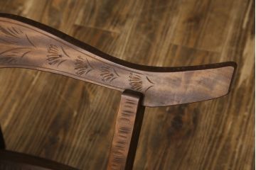 中古　美品　軽井沢彫り　桜　贅沢な総彫り仕上げのダイニングチェア(板座チェア、アームレスチェア、椅子、イス)(R-084505)