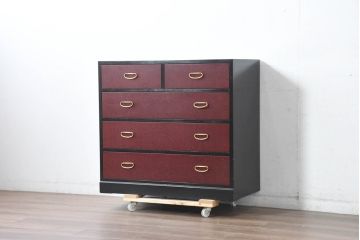 中古　美品　高級品　内部桐材　前面赤漆の「鱗(うろこ)塗り」とスタイリッシュな真鍮金具が魅力的な和モダンチェスト(桐箪笥、桐たんす、サイドチェスト、衣装箪笥、収納タンス、引き出し)(R-084507)