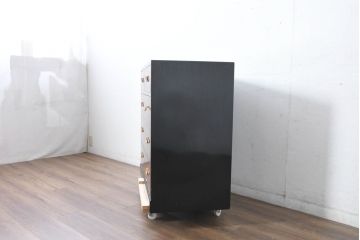 中古　美品　高級品　内部桐材　前面赤漆の「鱗(うろこ)塗り」とスタイリッシュな真鍮金具が魅力的な和モダンチェスト(桐箪笥、桐たんす、サイドチェスト、衣装箪笥、収納タンス、引き出し)(R-084507)