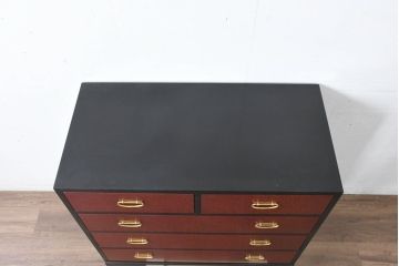 中古　美品　高級品　内部桐材　前面赤漆の「鱗(うろこ)塗り」とスタイリッシュな真鍮金具が魅力的な和モダンチェスト(桐箪笥、桐たんす、サイドチェスト、衣装箪笥、収納タンス、引き出し)(R-084507)