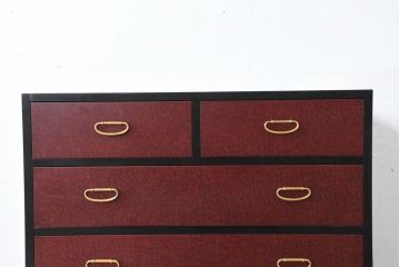 中古　美品　高級品　内部桐材　前面赤漆の「鱗(うろこ)塗り」とスタイリッシュな真鍮金具が魅力的な和モダンチェスト(桐箪笥、桐たんす、サイドチェスト、衣装箪笥、収納タンス、引き出し)(R-084507)