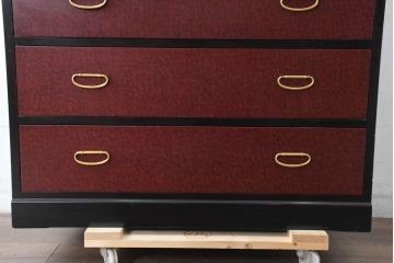中古　美品　高級品　内部桐材　前面赤漆の「鱗(うろこ)塗り」とスタイリッシュな真鍮金具が魅力的な和モダンチェスト(桐箪笥、桐たんす、サイドチェスト、衣装箪笥、収納タンス、引き出し)(R-084507)