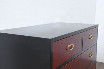 中古　美品　高級品　内部桐材　前面赤漆の「鱗(うろこ)塗り」とスタイリッシュな真鍮金具が魅力的な和モダンチェスト(桐箪笥、桐たんす、サイドチェスト、衣装箪笥、収納タンス、引き出し)(R-084507)