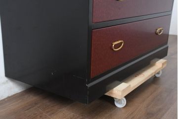 中古　美品　高級品　内部桐材　前面赤漆の「鱗(うろこ)塗り」とスタイリッシュな真鍮金具が魅力的な和モダンチェスト(桐箪笥、桐たんす、サイドチェスト、衣装箪笥、収納タンス、引き出し)(R-084507)