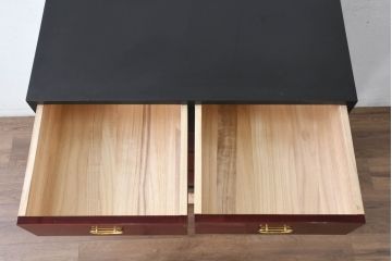 中古　美品　高級品　内部桐材　前面赤漆の「鱗(うろこ)塗り」とスタイリッシュな真鍮金具が魅力的な和モダンチェスト(桐箪笥、桐たんす、サイドチェスト、衣装箪笥、収納タンス、引き出し)(R-084507)