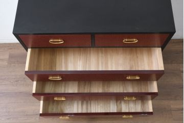中古　美品　高級品　内部桐材　前面赤漆の「鱗(うろこ)塗り」とスタイリッシュな真鍮金具が魅力的な和モダンチェスト(桐箪笥、桐たんす、サイドチェスト、衣装箪笥、収納タンス、引き出し)(R-084507)