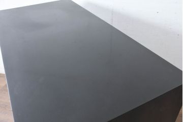 中古　美品　高級品　内部桐材　前面赤漆の「鱗(うろこ)塗り」とスタイリッシュな真鍮金具が魅力的な和モダンチェスト(桐箪笥、桐たんす、サイドチェスト、衣装箪笥、収納タンス、引き出し)(R-084507)