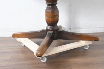 中古　飛騨産業　穂高シリーズ　キツツキマーク　洗練された佇まいが魅力的な丸テーブル(ダイニングテーブル、2人掛け、2人用、カフェテーブル、ラウンドテーブル)(R-084508)