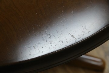 中古　飛騨産業　穂高シリーズ　キツツキマーク　洗練された佇まいが魅力的な丸テーブル　(R-084508)