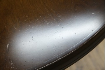 中古　飛騨産業　穂高シリーズ　キツツキマーク　洗練された佇まいが魅力的な丸テーブル　(R-084508)