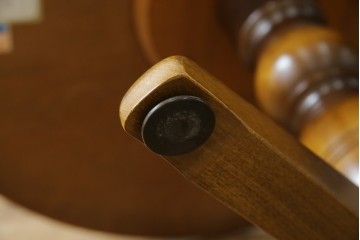 中古　飛騨産業　穂高シリーズ　キツツキマーク　洗練された佇まいが魅力的な丸テーブル　(R-084508)