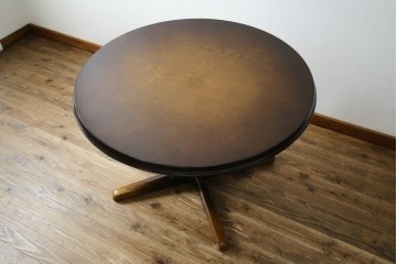 中古　飛騨産業　穂高シリーズ　キツツキマーク　洗練された佇まいが魅力的な丸テーブル　(R-084508)