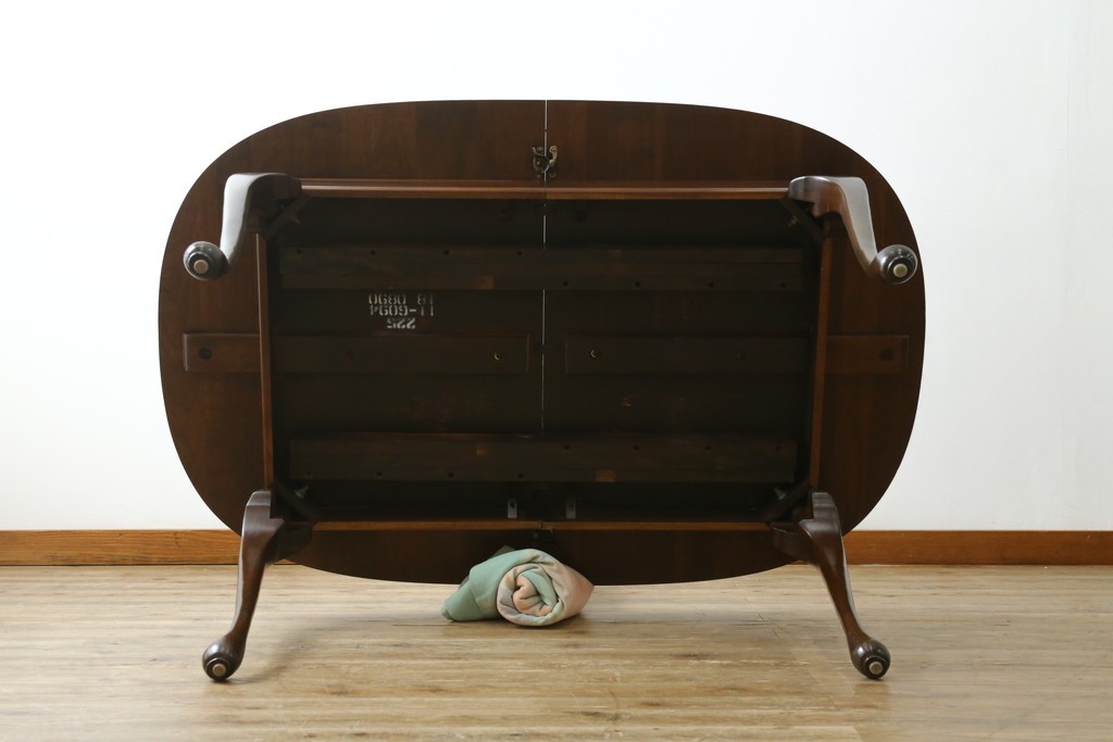 新古　未使用展示品　美品　住宅展示場展示品　ETHAN ALLEN(イーセンアーレン)　猫脚がおしゃれなエクステンションテーブル　(R-084510)
