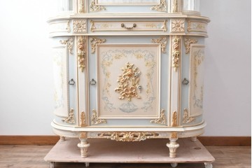 中古　イタリア高級家具　ロココ調　Mario Colciago&Figli(マリオ・コルチャゴ)　Fratelli Origgi(フラテッリ・オリッジ)　曲線を活かした優雅なフォルムと装飾が魅力的なガラスキャビネット　(定価約180万円)　(R-084512)