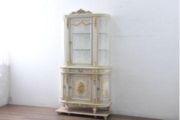中古　イタリア高級家具　ロココ調　Mario Colciago&Figli(マリオ・コルチャゴ)　Fratelli Origgi(フラテッリ・オリッジ)　曲線を活かした優雅なフォルムと装飾が魅力的なガラスキャビネット(キュリオケース、ガラスケース、ショーケース、飾り棚、Rガラス、曲げガラス、店舗什器)(定価約180万円)(R-084512)