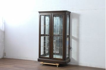 中古　美品　カリモク家具(karimoku)　domani(ドマーニ)　QUEENS LIFE(クイーンズライフ)　洗練されたデザインが飾る物をより美しく見せるキュリオケース(飾り棚、陳列棚、ガラスケース、ショーケース、キャビネット)(定価約70万円)(R-084513)