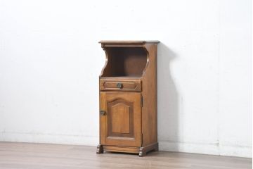 中古　美品　オールドカリモク　カリモク家具(karimoku)　COLONIAL(コロニアル)シリーズ　クラシカルな佇まいの電話台(花台、飾り台、サイドキャビネット)(R-084514)