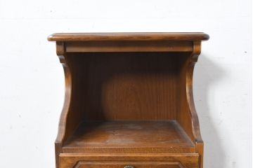 中古　美品　オールドカリモク　カリモク家具(karimoku)　COLONIAL(コロニアル)シリーズ　クラシカルな佇まいの電話台(花台、飾り台、サイドキャビネット)(R-084514)
