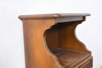 中古　美品　オールドカリモク　カリモク家具(karimoku)　COLONIAL(コロニアル)シリーズ　クラシカルな佇まいの電話台(花台、飾り台、サイドキャビネット)(R-084514)