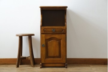 中古　美品　オールドカリモク　カリモク家具(karimoku)　COLONIAL(コロニアル)シリーズ　クラシカルな佇まいの電話台　(R-084514)