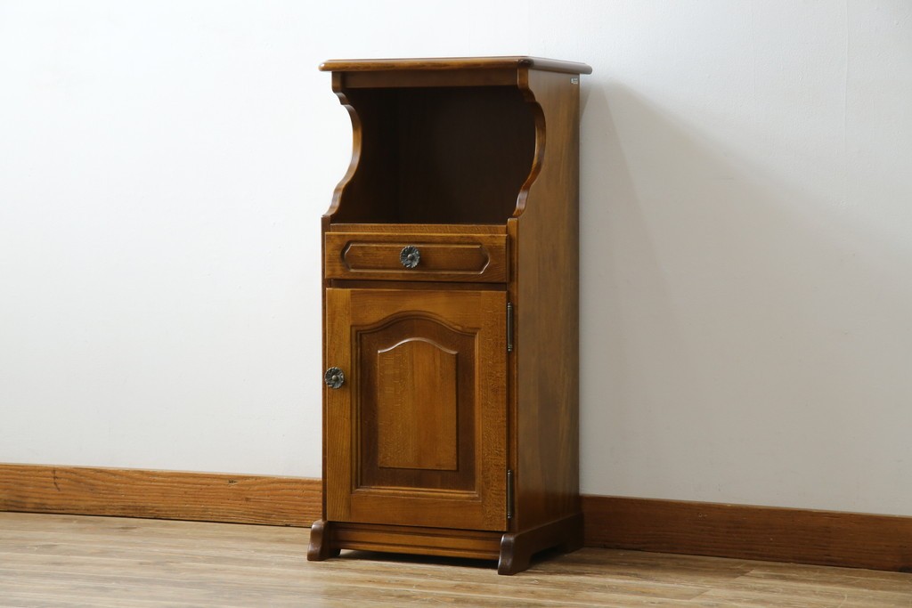 中古　美品　オールドカリモク　カリモク家具(karimoku)　COLONIAL(コロニアル)シリーズ　クラシカルな佇まいの電話台　(R-084514)